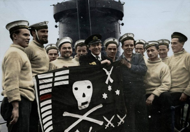 Załoga ORP Dzik prezentuje flagę Joly Roger z zaznaczonymi zwycięstwami morskimi, 1944 r.jpg